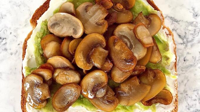 Бутерброды с грибами, сыром и авокадо рецепт