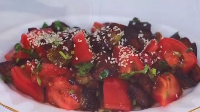 Салат с баклажанами и помидорами с кисло-сладким соусе рецепт