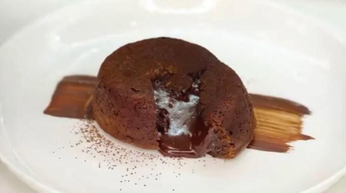 Шоколадный фондан с жидкой начинкой в центре рецепт
