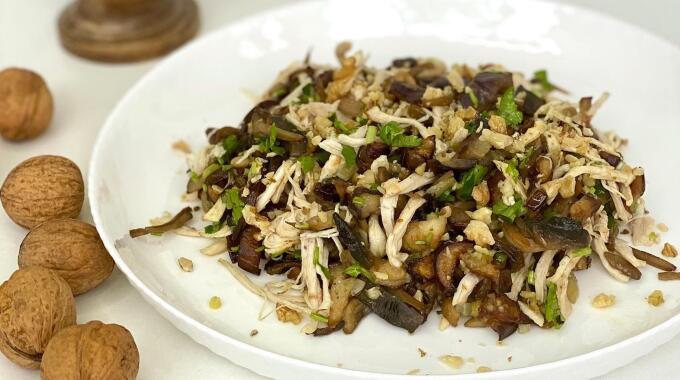 Салат с курицей, баклажанами, грибами и орехами рецепт